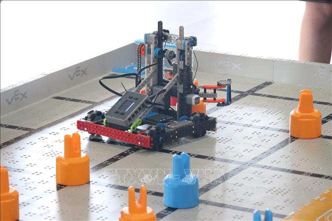 Với chủ đề “Kiến tạo đất nước”, các em học sinh được trải nghiệm điều khiển robot tại Giải đấu Robot FPT Schools Đà Nẵng mở rộng. (Ảnh: Khoa Chương/TTXVN)